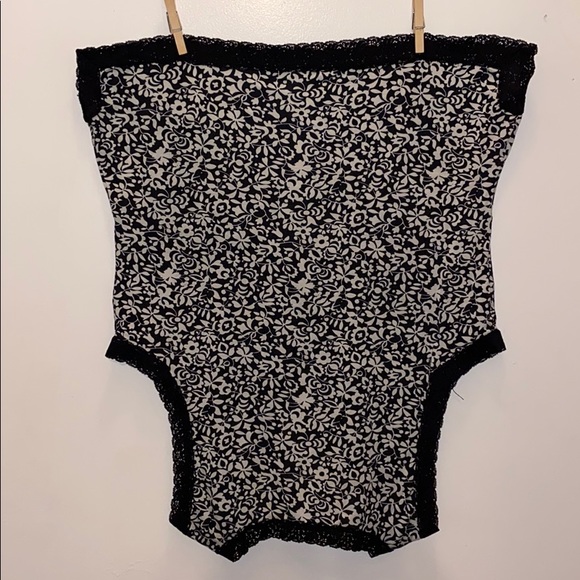 Banana Republic B&W Floral with Lace V Neck - Picture 11 of 12